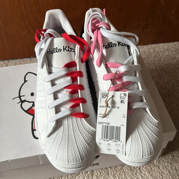 Hello Kitty Adidas Superstar Shoes Size 6 - Picture 2 of 5